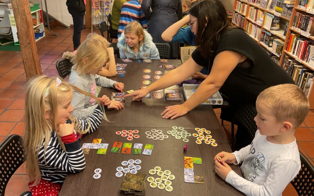 Deskovky v knihovně III