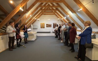 Ve fotogalerii přinášíme průřez letními výstavami v galerii Chaberského dvora: